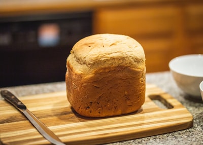 布朗面包切菜板的近距离摄影
